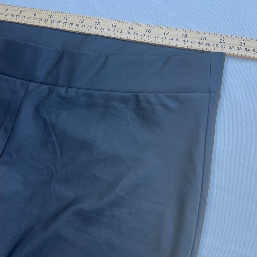 Torrid‎ | Crop Signature Waist Faux Leather Ankle Zip Legging (Size 3) - Picture 5 of 8
